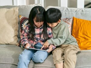 「子どもの姿勢を良くする」声かけの正解って？ 理学療法士監修ワークショップに学ぶ